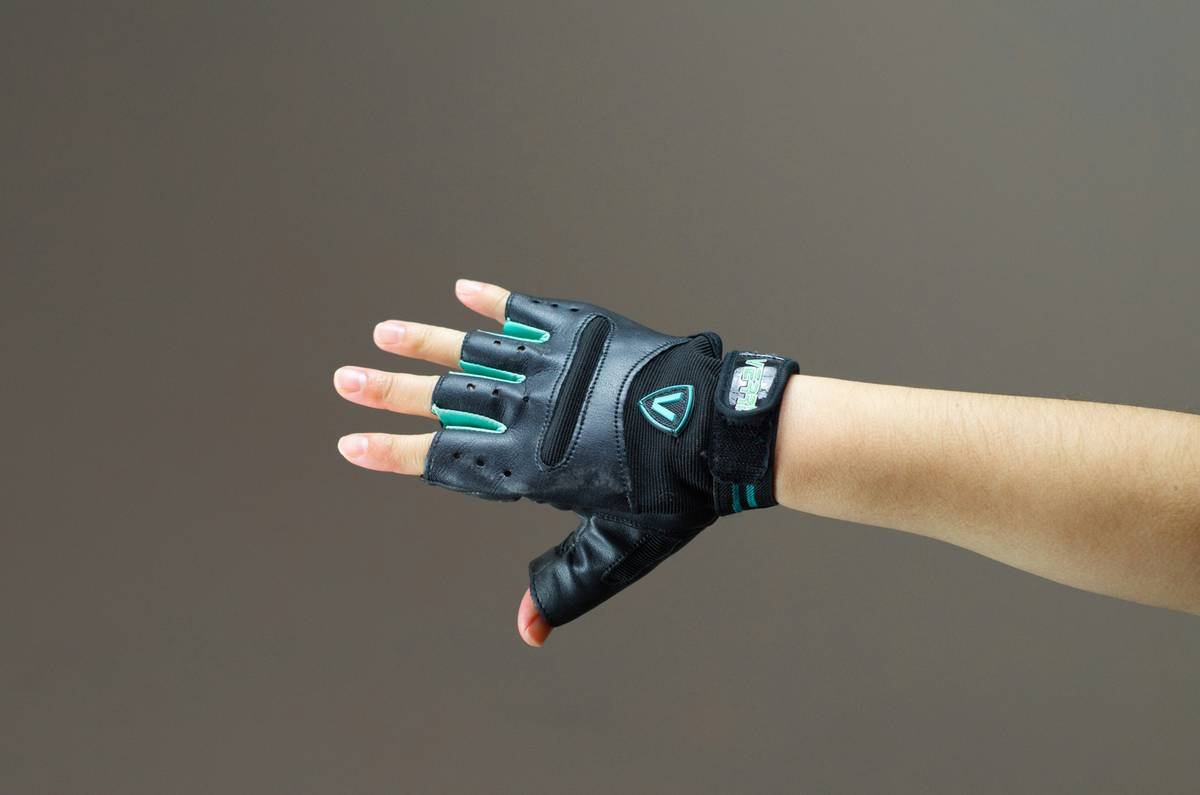 grip gloves for core being used during a workout session