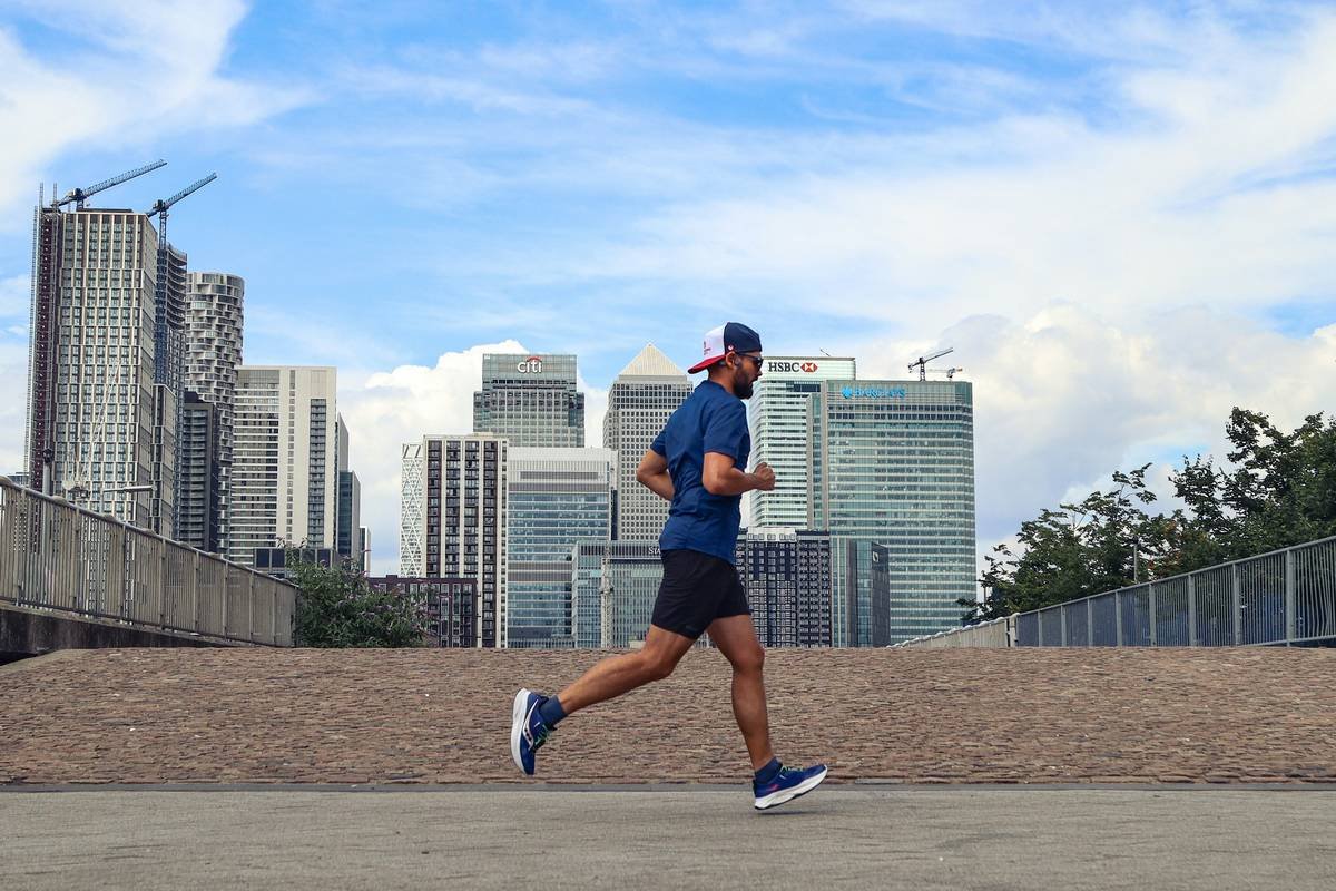 Infographic showing the benefits of climbing gloves for hand nutrition