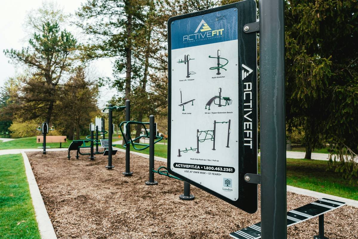 Infographic showing the problems of bare-hand climbing, such as blisters, cuts, and reduced grip